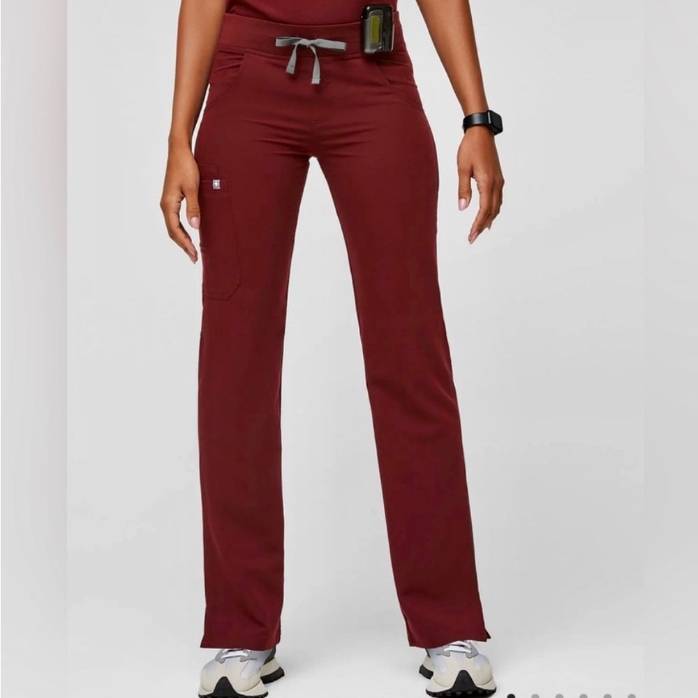 Figs Kade Cargo scrub pants- burgundy M